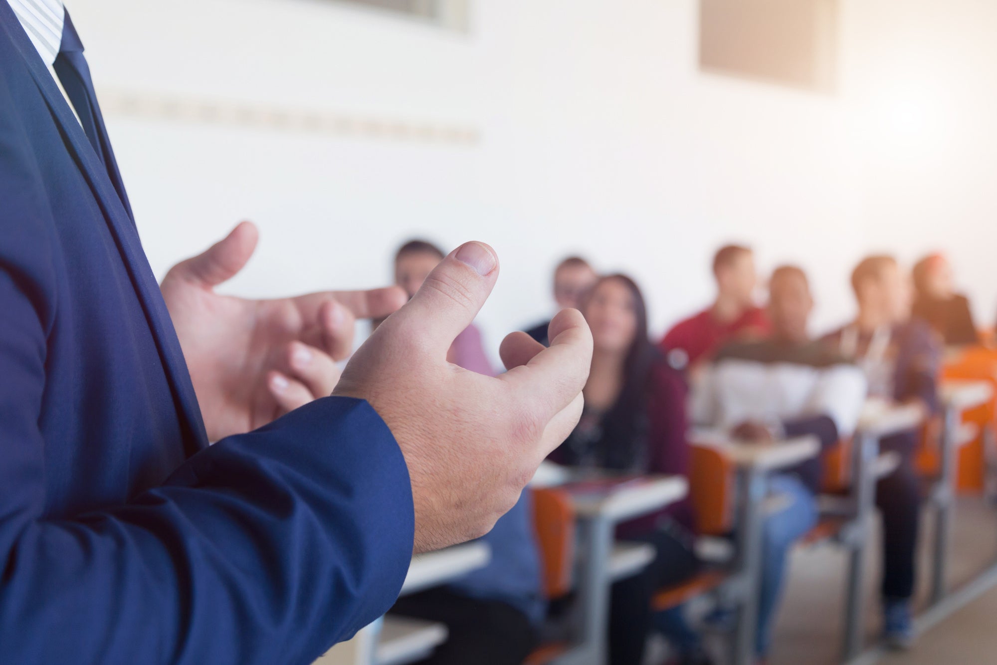 先生に贈る特別なプレゼント|感謝の気持ちを伝える絵画の選び方