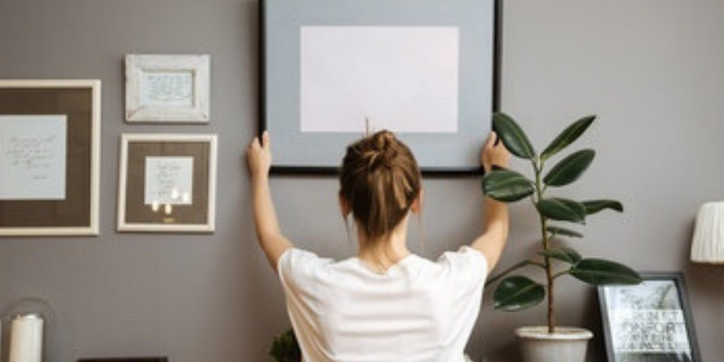 壁に穴を開けずに飾る