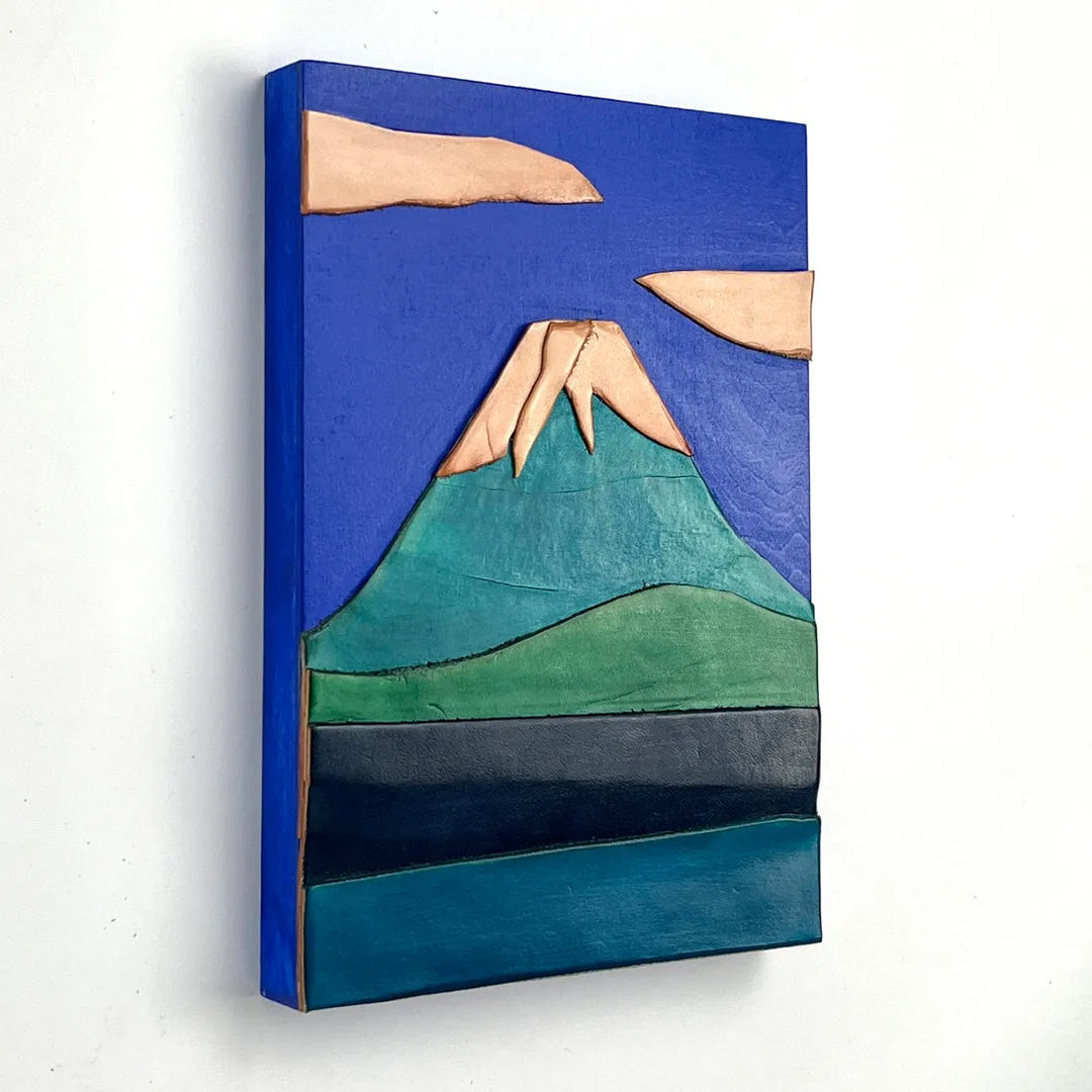 レザーのコラージュアート(富士山) 革 A5サイズ 木製パネル 一点物 レザーのコラージュアート(富士山) 革 A5サイズ 木製パネル 一点物