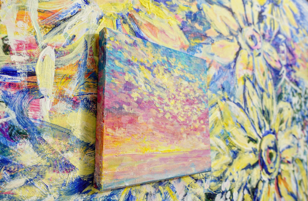 虹色の空と海の絵